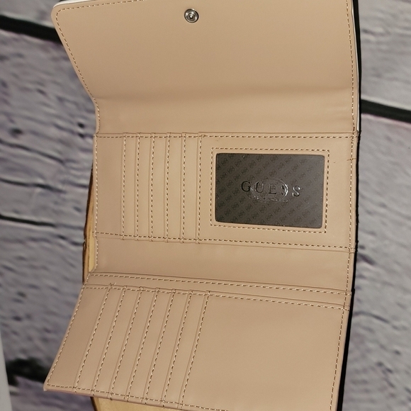 Guess Wallet - Picture 3 of 6